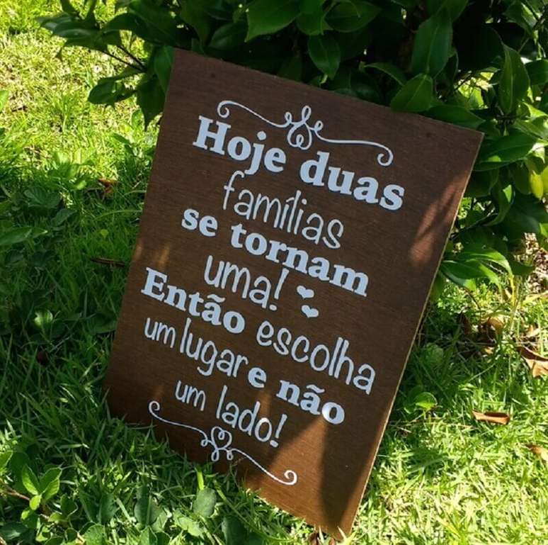 25. Use frases bonitas para as plaquinhas de festa de casamento – Foto: Cida Merola Artes