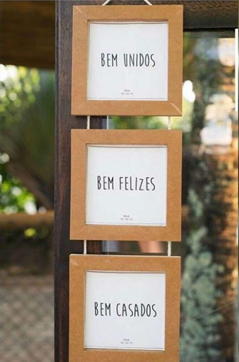 26. Decoração simples com plaquinhas para festa de casamento – Foto: Pinterest