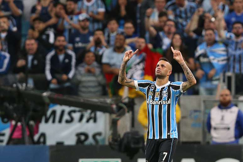 Luan, do Grêmio, comemora seu gol durante partida contra o Atlético Tucumán