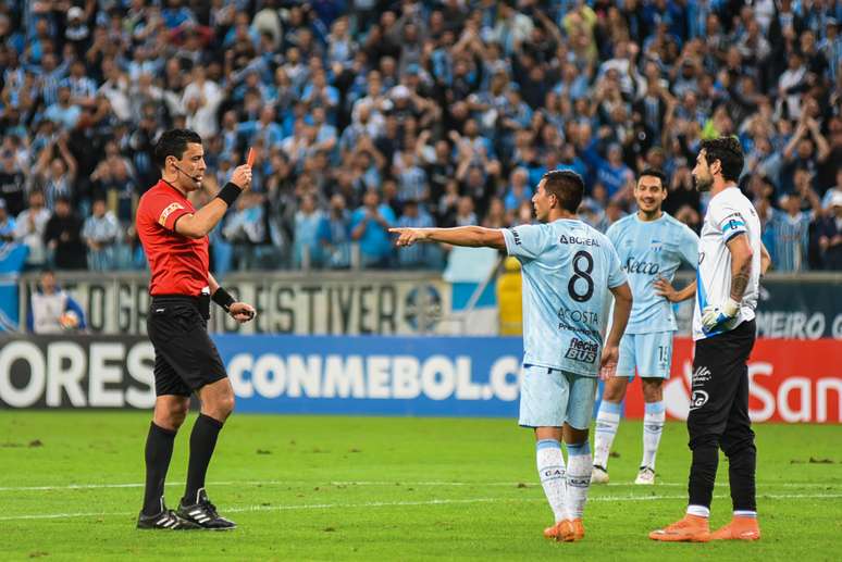  Árbitro Roberto Tobar, confere lance no VAR e expulsa o goleiro Cristian Lucchetti do Atlético Tucumán