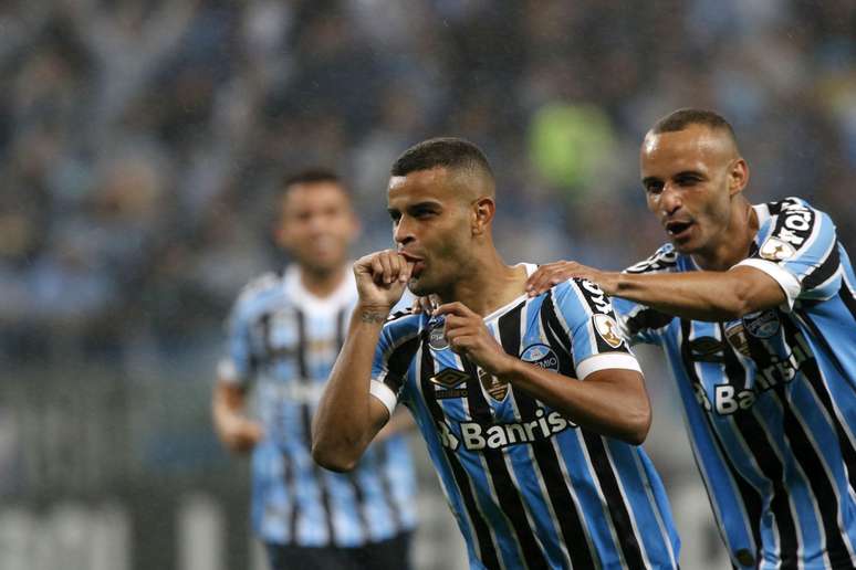 Jogadores do Grêmio comemoram gol de Alisson