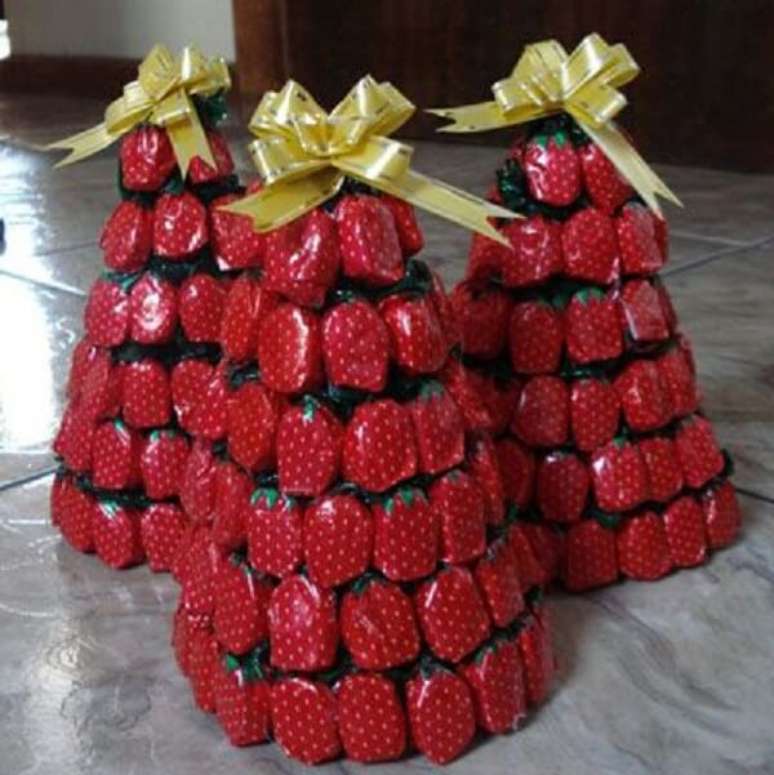 53- Árvore de natal decorada com balas podem servir de lembrancinha ou até mesmo como enfeite para decorar a mesa. Fonte: Coisas da Maria