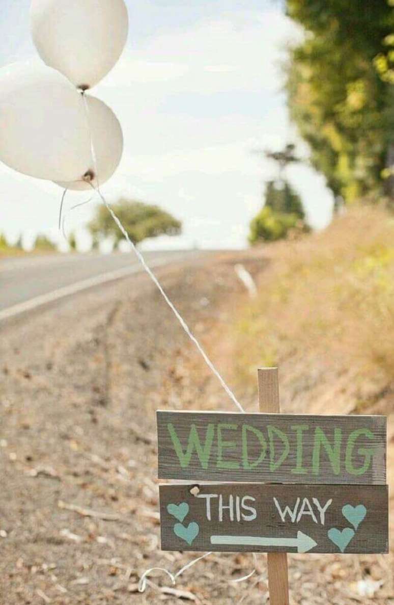 31. Plaquinhas para casamento localizadas na entrada da festa e decorada com balões brancos – Foto: Pinterest