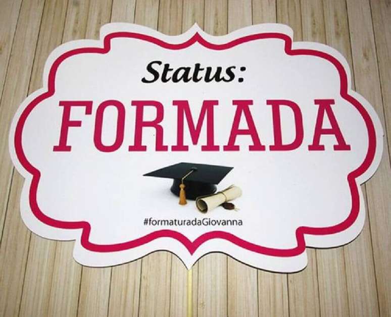 45. Modelo simples de plaquinhas para formatura &ndash; Foto: Papo Glamour