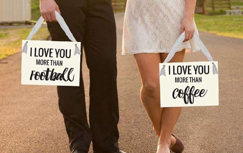 48. Que tal fazer plaquinhas divertidas só para os noivos? – Foto: Pinterest