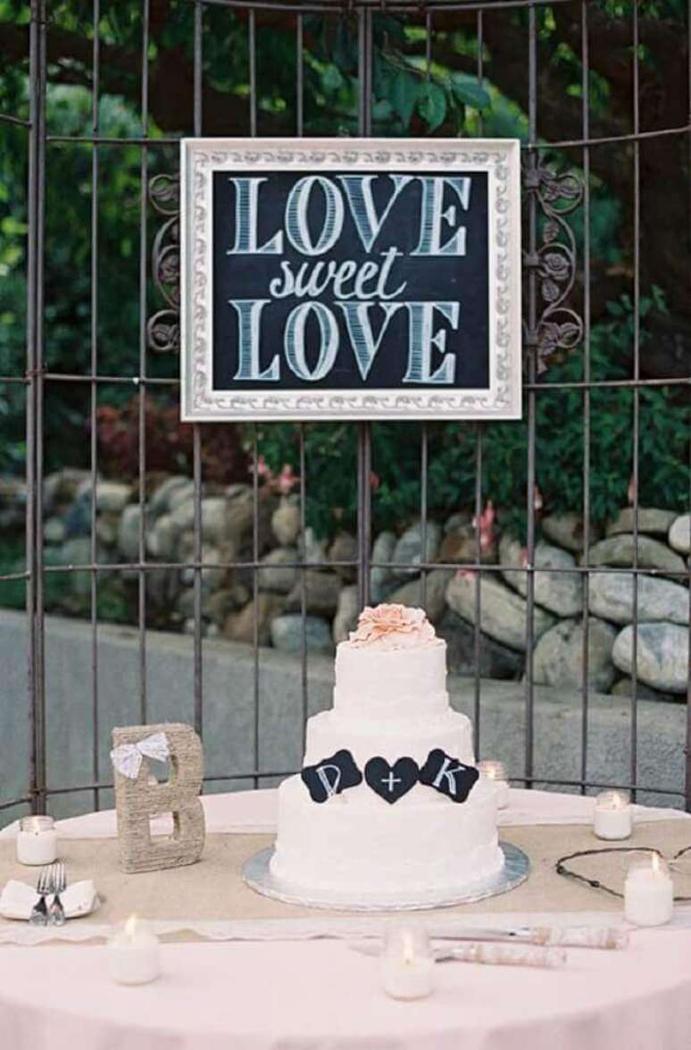 50. Decoração simples com plaquinhas para festa de casamento – Foto: 100 Layer Cake