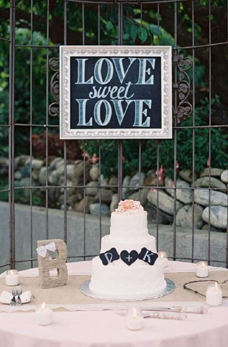 50. Decora&ccedil;&atilde;o simples com plaquinhas para festa de casamento &ndash; Foto: 100 Layer Cake