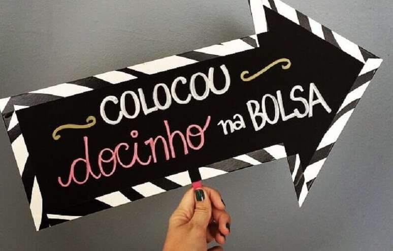 51. &Eacute; muito comum encontrar plaquinhas divertidas em formato de seta &ndash; Foto: Pinterest
