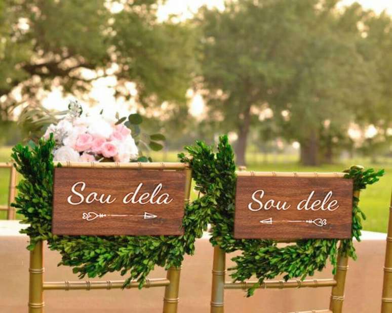 4. Algumas plaquinhas para festa de casamento são feitas exclusivamente para decorar o lugar dos noivos – Foto: Pinterest