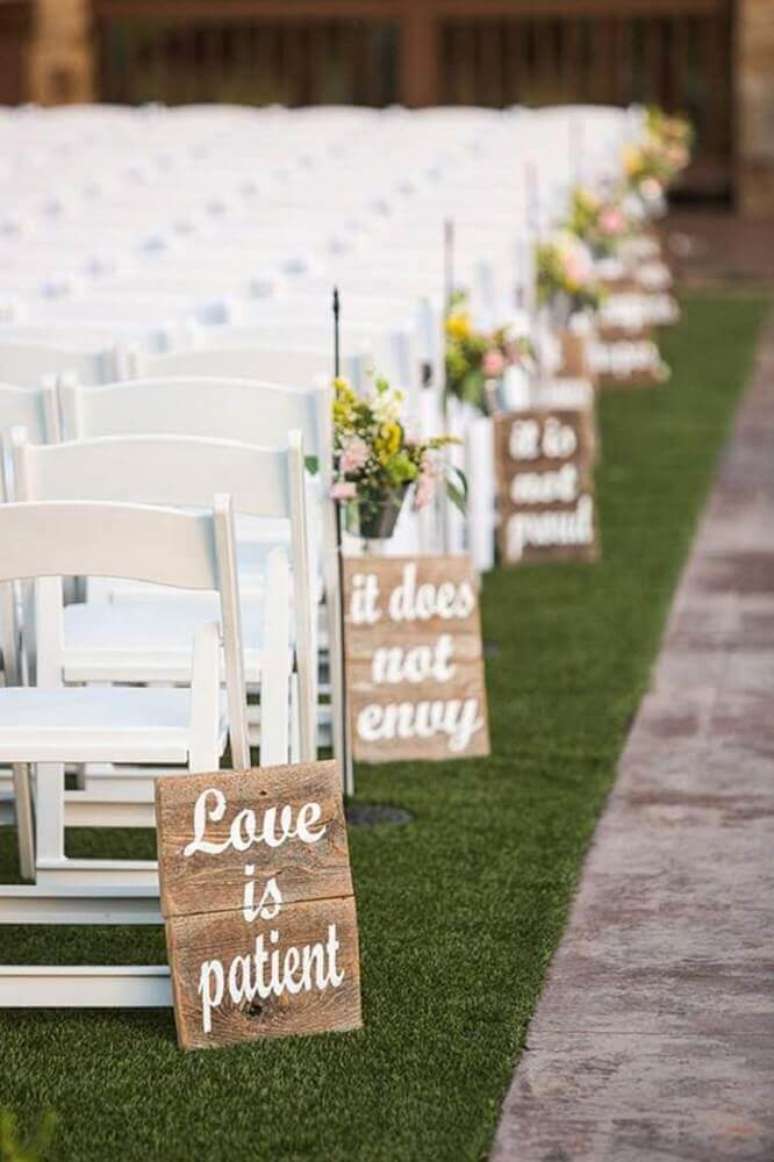 55. A cerimônia de casamento também pode ser decorada com plaquinhas de festa – Foto: Wedding Beautiful