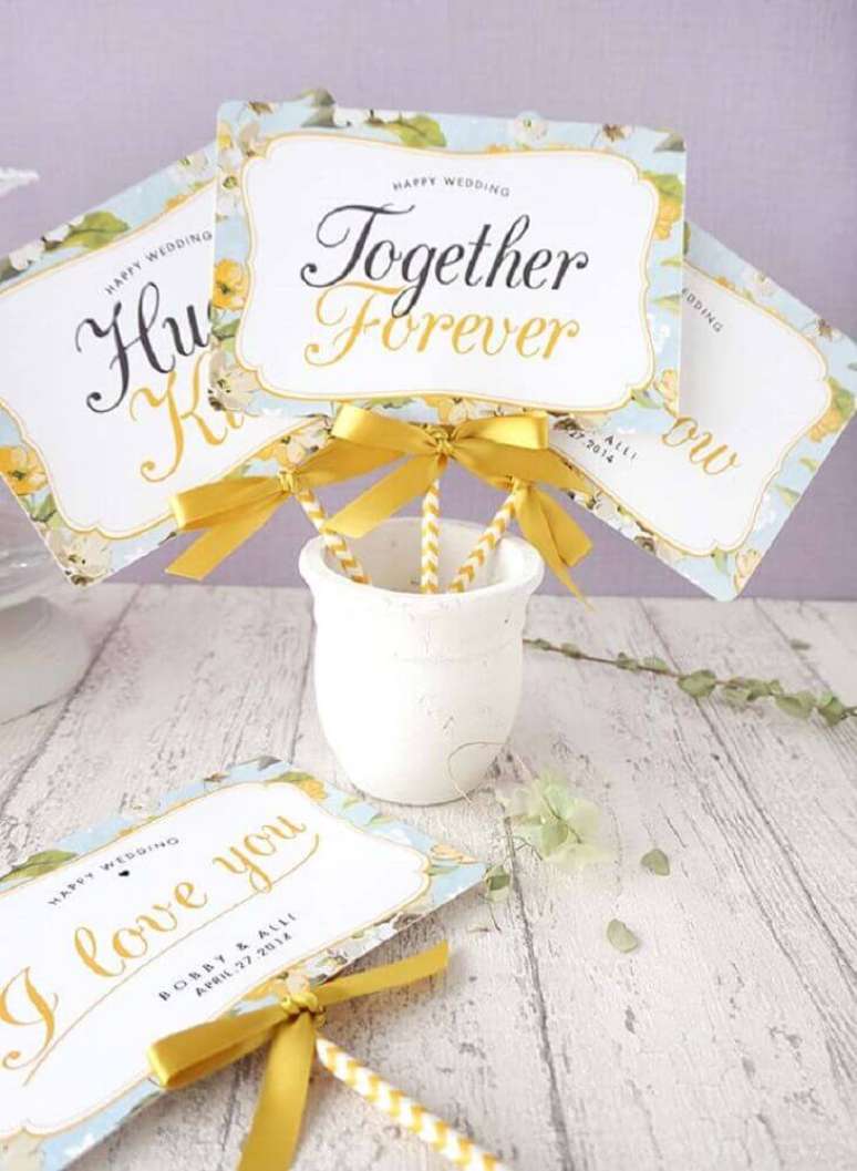 60. lindas plaquinhas para festa com detalhes em fita de cetim &ndash; Foto: Pinterest