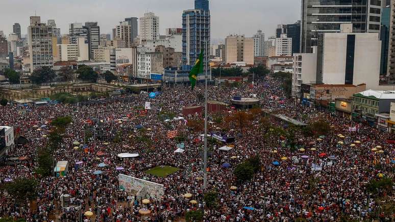 Manifestação liderada por mulheres lotou Largo da Batata, em São Paulo