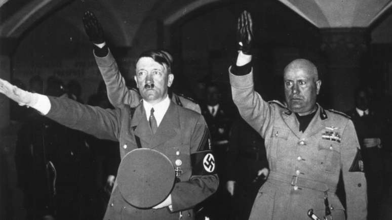 Hitler e Mussolini fazendo saudação nazi-fascista, em foto de 1938; para pesquisador do fascismo, o maior perigo atual é 'a democracia que se suicida'