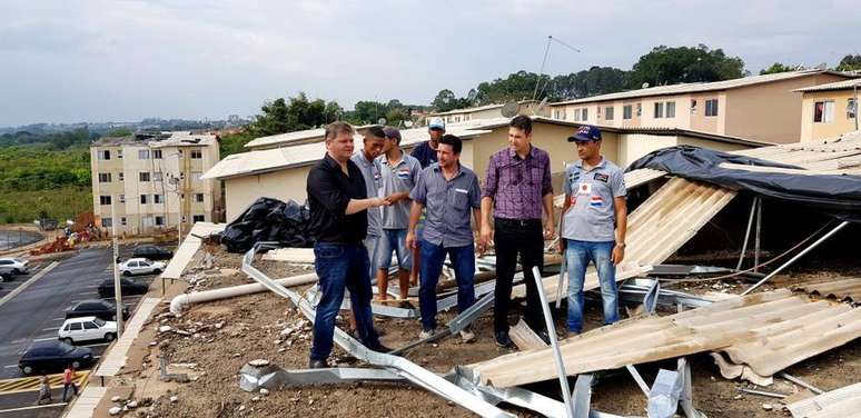 Equipe da Prefeitura observa casas destelhadas