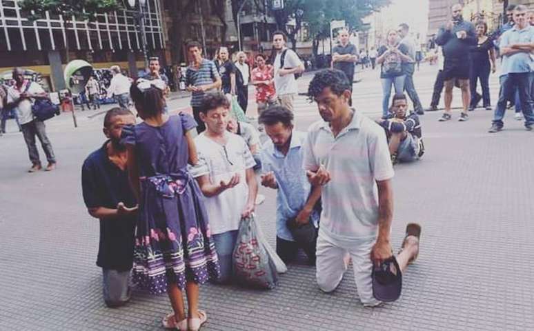 Menina ora e profetiza melhoras na vida de pessoas que passam por onde ela se apresenta.