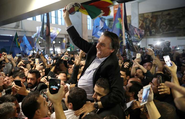 Candidato do PSL &agrave; Presid&ecirc;ncia, Jair Bolsonaro, no aeroporto Salgado Filho, de Porto Alegre
29/08/2018
REUTERS/Diego Vara