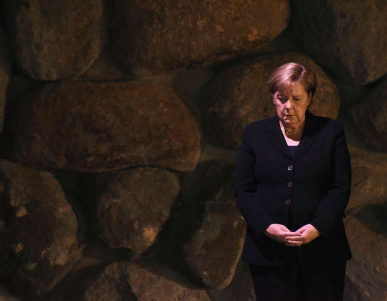 Chanceler alem&atilde;, Angela Merkel, presta homenagem em visita ao Yad Vashem, o memorial nacional do Holocausto de Israel 04/10/2018 Debbie Hill/Pool via Reuters