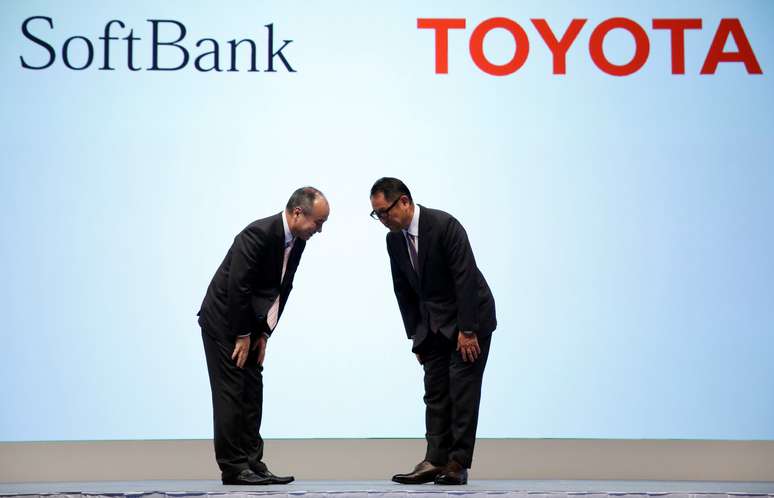 Presidente da Toyota Motor Corp, Akio Toyoda, e o presidente e CEO da SoftBank Group Corp, Masayoshi Son, se re&uacute;nem em coletiva de imprensa em T&oacute;quio, Jap&atilde;o 4/10/ 2018.  REUTERS/Issei Kato 