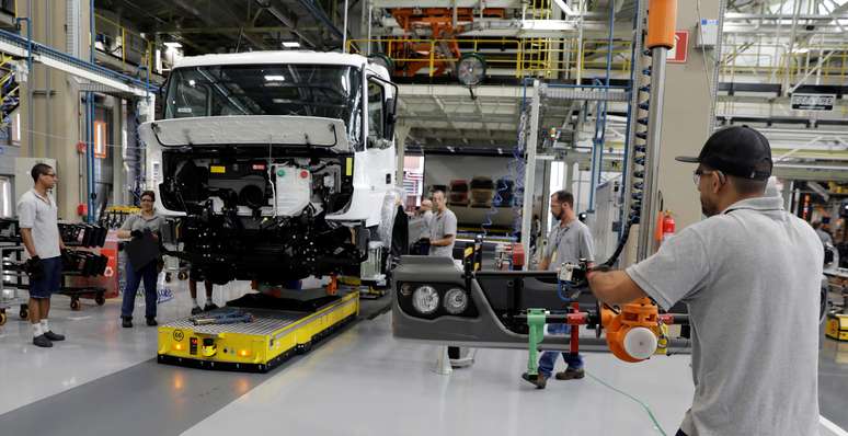 Operários trabalham na nova linha de montagem de caminhões na fábrica de caminhões e ônibus da Mercedes Benz em São Bernardo do Campo (SP) 27/03/2018. REUTERS/Paulo Whitaker 