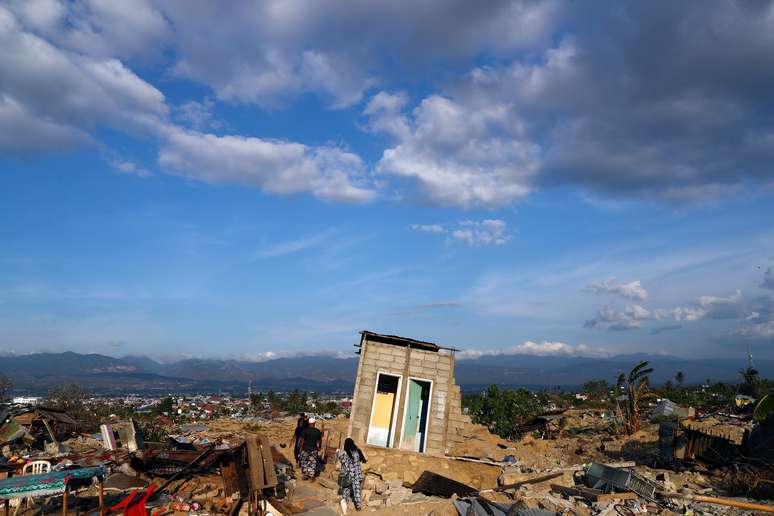 Moradores de área atingida por terremoto em Palu, na Indonésia 04/10/2018 REUTERS/Athit Perawongmetha