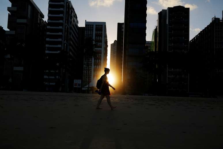 Sol se p&otilde;e em praia no Brasil
10/06/2014
REUTERS/Brian Snyder