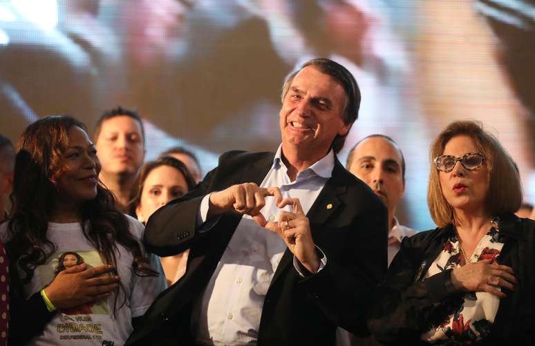 Candidato a presidente pelo PSL, Jair Bolsonaro, durante ato de campanha, em Porto Alegre, em agosto
30/08/2018
 REUTERS/Diego Vara