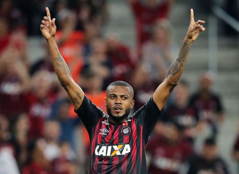 Marcelo Cirino abriu o placar na Arena da Baixada (Foto: AFP)