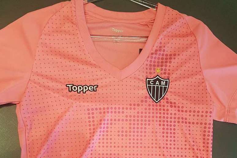 Topper lança a camisa para o Outubro Rosa, numa ação diferente do clube, que chegou a ter uma camisa rosa de treinamento, em 2010- Reprodução