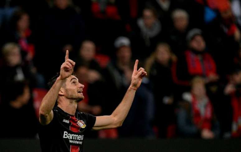 Alario saiu do banco, fez dois gols e garantiu a vitória do Leverkusen (Foto: Sascha Schuermann / AFP)