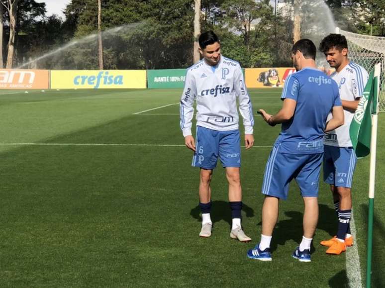 Diogo Barbosa e Gustavo Scarpa durante o treino desta quinta-feira, na Academia de Futebol (Foto:Thiago Ferri)