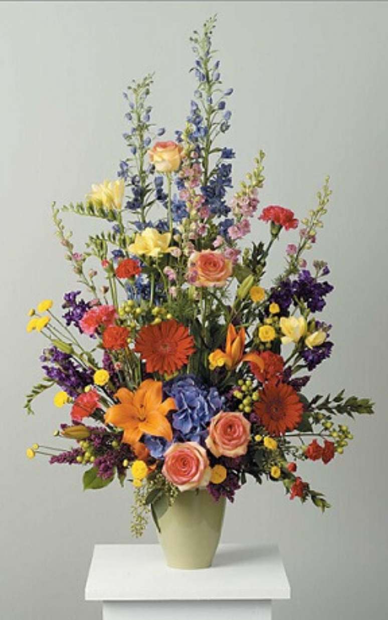 14. Arranjo alto de flores do campo em vaso pequeno. Foto de Best Floral