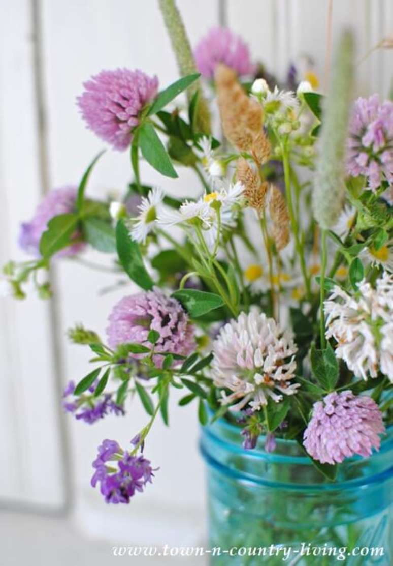 48. Arranjo de flores do campo brancas e roxas. Foto de Town n Country