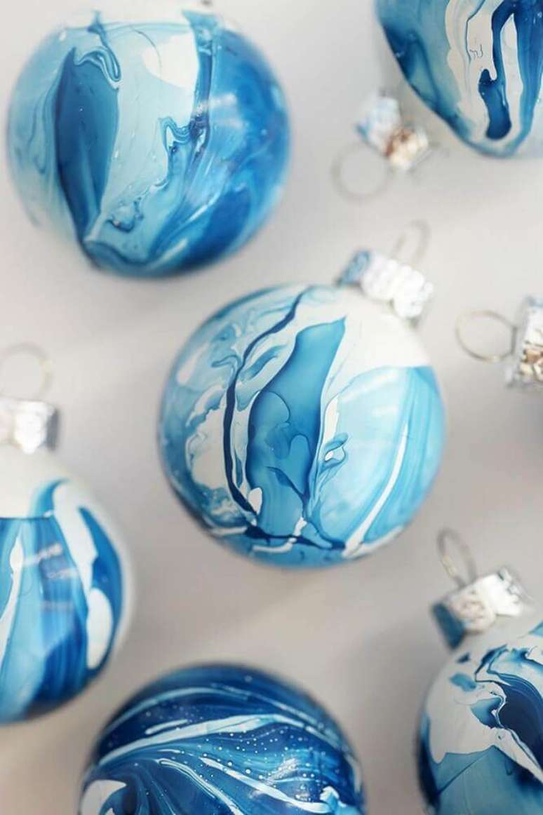 17. Que tal investir em modelos diferentes de bolas para árvore de natal? Elas vão dar um ar bem moderno para a sua decoração – Foto: Jutarnji List