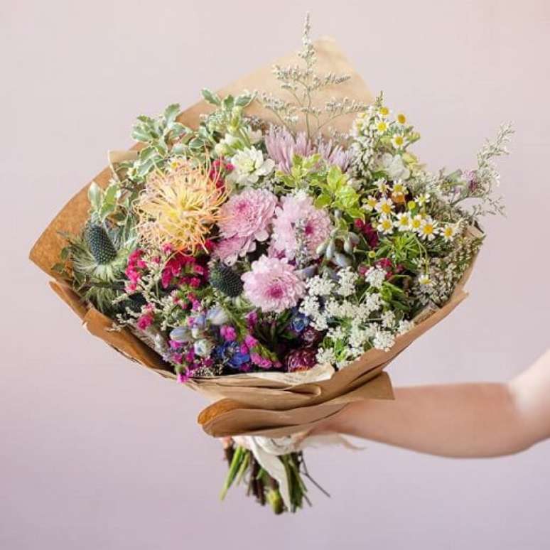 15. Buqu&ecirc; de flores do campo com embalagem de papel pardo. Foto de Bloom Nation