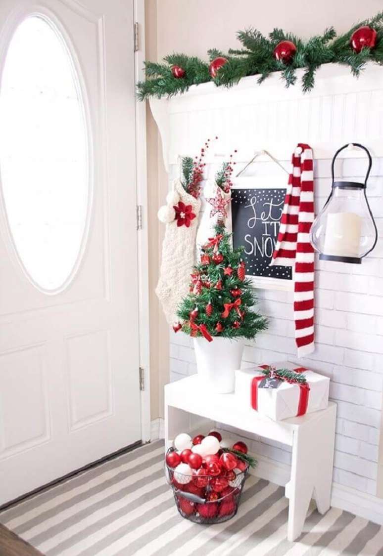 23. Linda decoração para hall de entrada com enfeites de natal – Foto: CraftHoot