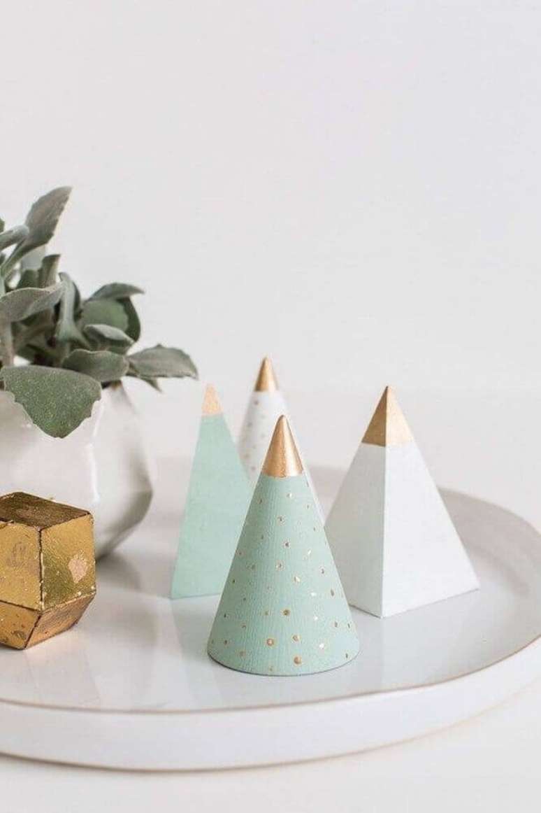 35. Decoração minimalista com enfeites de natal – Foto: A Crafted Passion