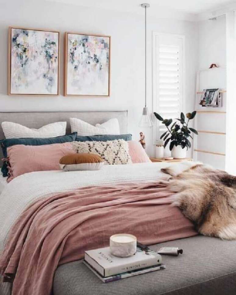 3. Decoração para quarto em tons de cinza e branco com roupa de cama cor de rosa – Foto: Pinterest