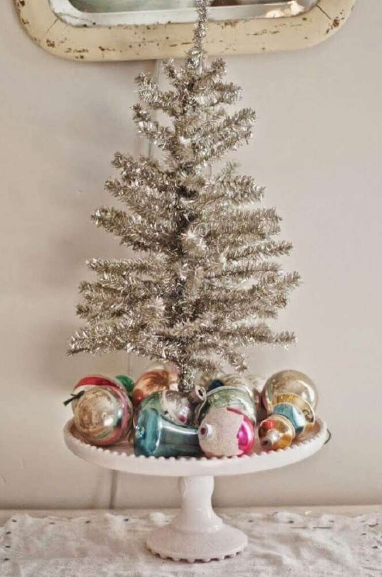 38. Decoração natalina com árvore prata e bolas de natal – Foto: Olive June