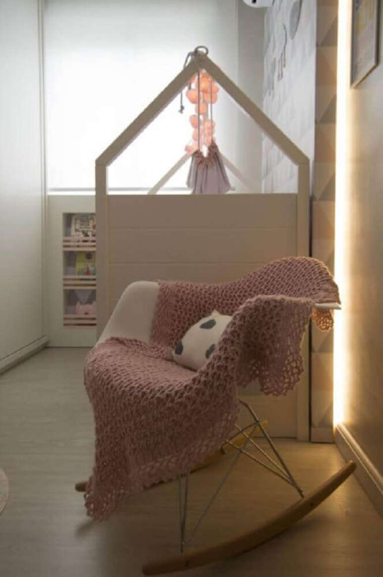 5. Decoração para quarto de bebê com manta rosa sobe cadeira de balanço – Foto: Débora Marquardt