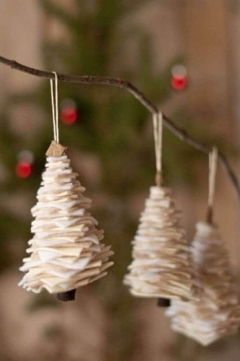 41. Decoração rústica com enfeites de natal para árvore – Foto: Life Idea