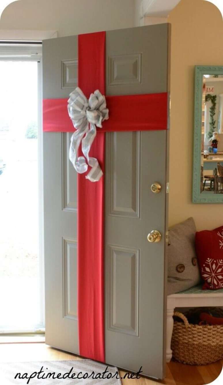 45. Modelo diferente de decoração natalina para porta – Foto: Onechitecture