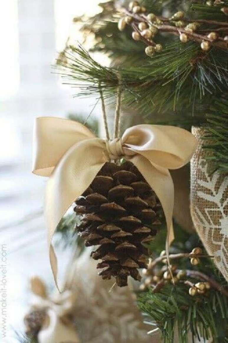 52. Lindo enfeite de natal para árvore com pinhas e laço de cetim – Foto: Pinterest