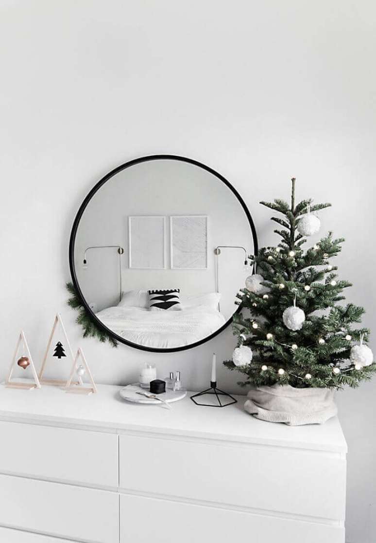 59. Decoração escandinava com enfeites de natal – Foto: Homey Oh My