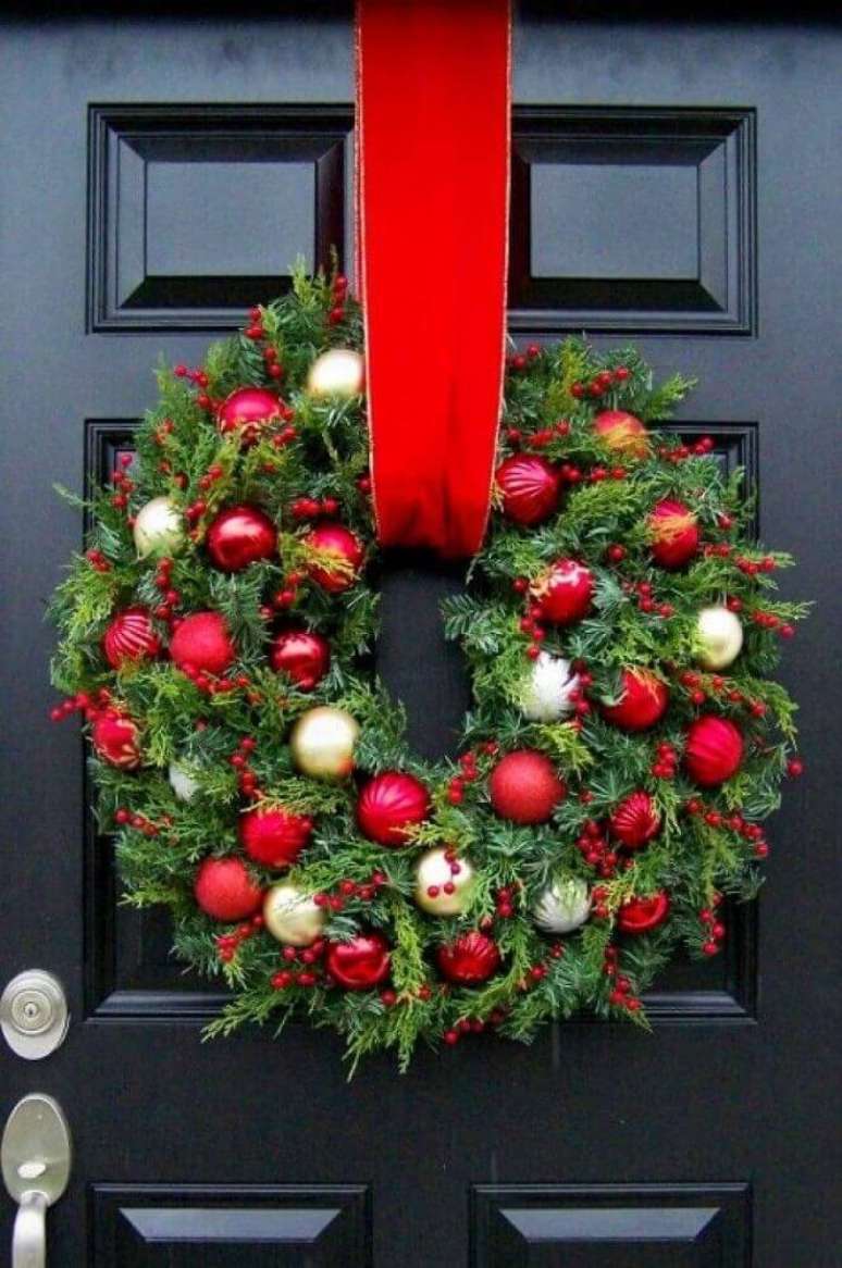 2. Os modelos tradicionais de guirlandas natalinas dão um toque super especial à decoração da frente da casa – Foto: Pinterest