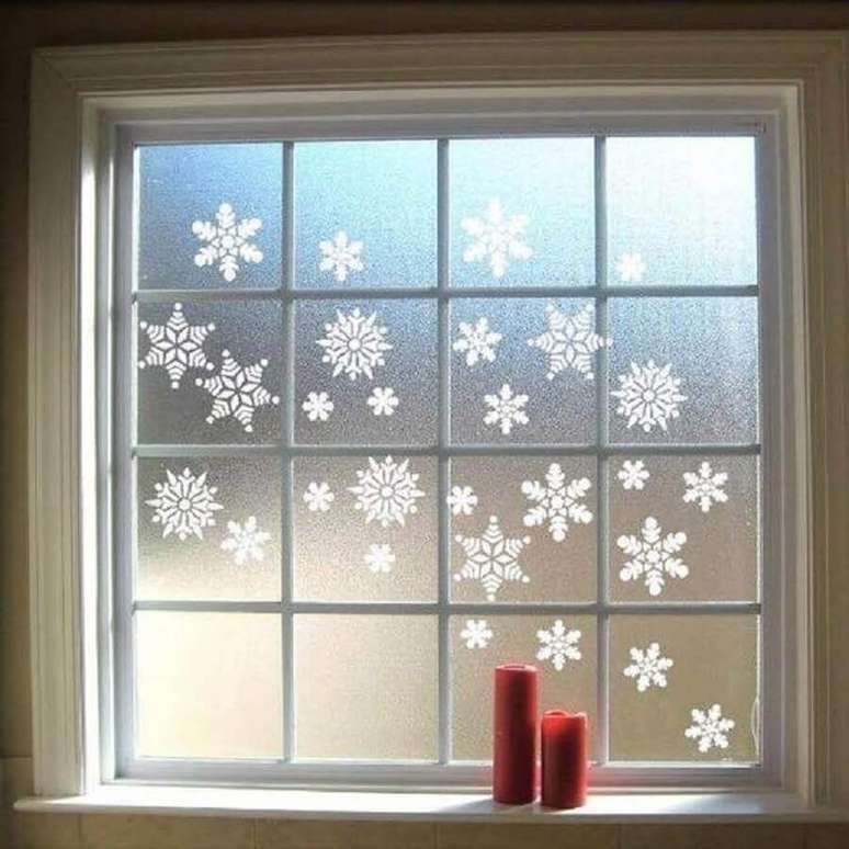7. Flocos de neve são ótimos enfeites de natal para janelas – Foto: Hoku Deco