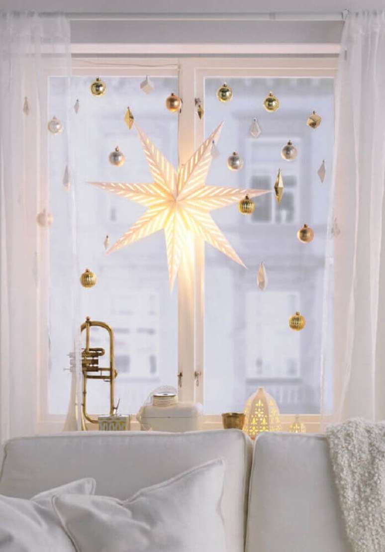 6. Decoração em tons de branco e dourado com enfeites de natal para janela – Foto: Pinterest