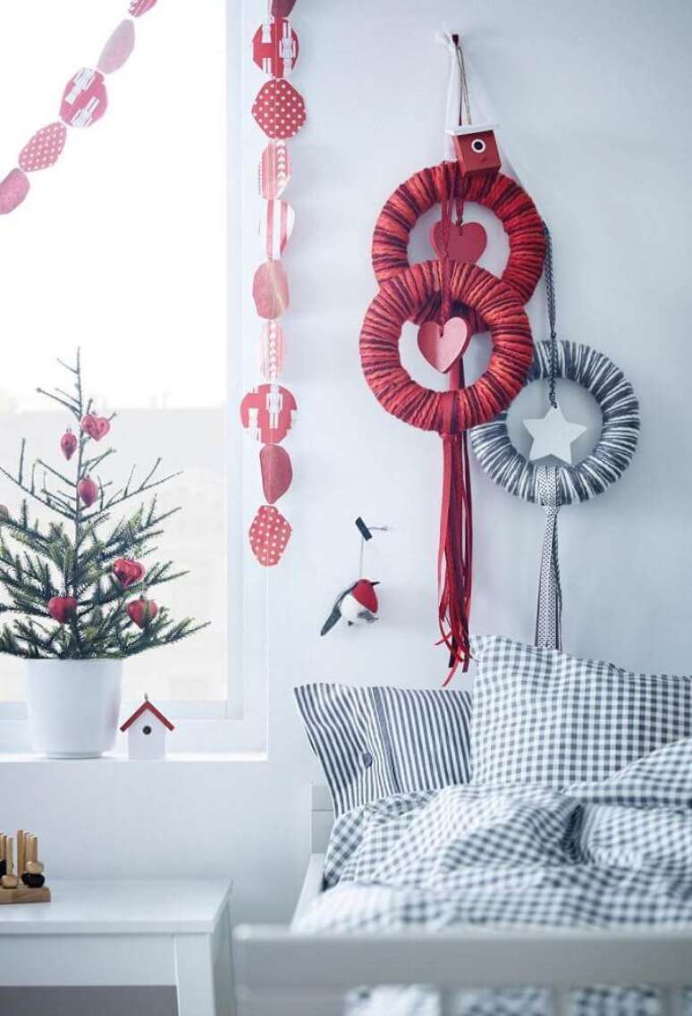 63. Misture cores vibrantes com neutras para uma decoração natalina mais interessante – Foto: Sketch Book Alley