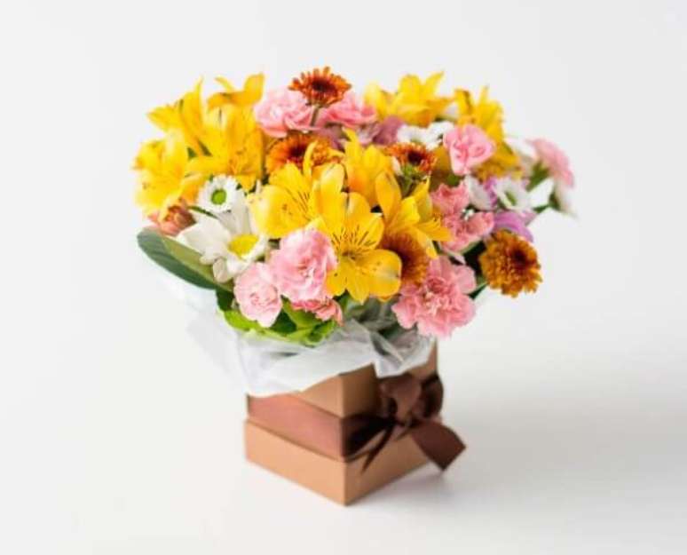 26. Flores do campo amarelas e rosadas em caixa. Foto de Isabela Flores