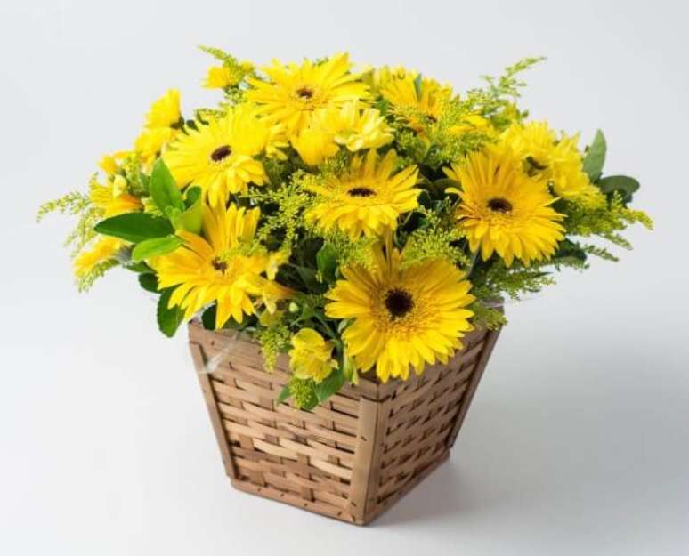 24. Flores do campo amarelas em cesto de vime. Foto de Isabela Flores