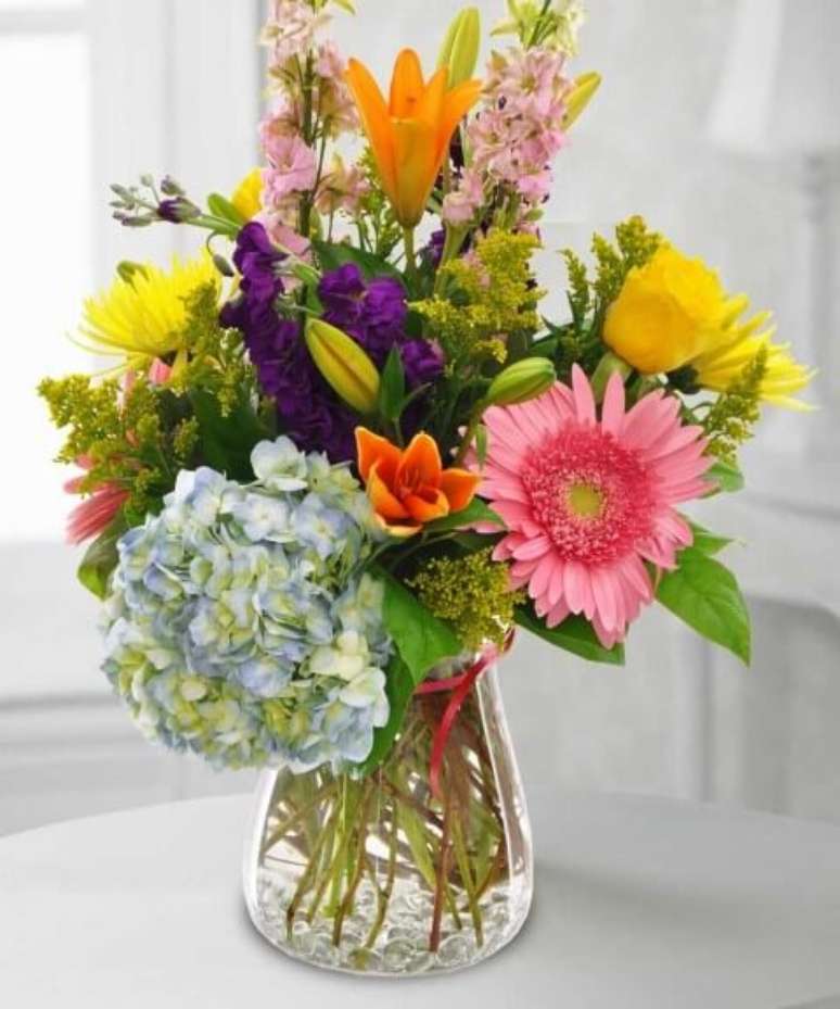 19. Flores do campo coloridas em vaso cheio de água. Foto de Currans Flowers